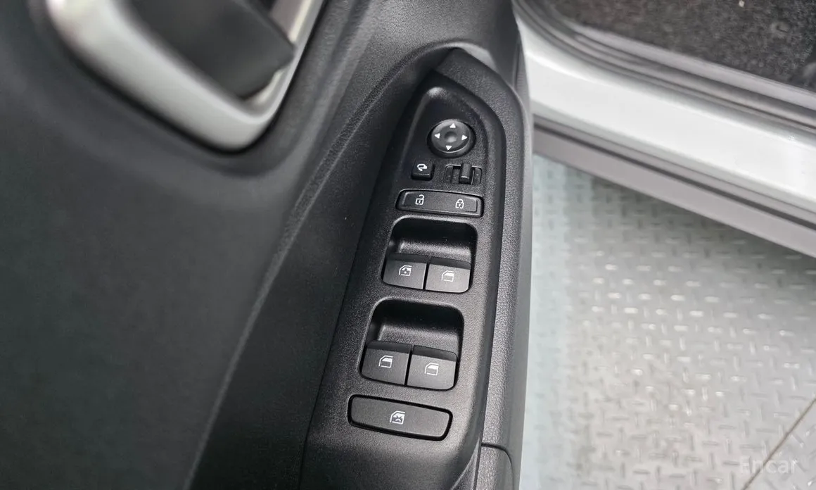 Photo 14 - Hyundai Venue