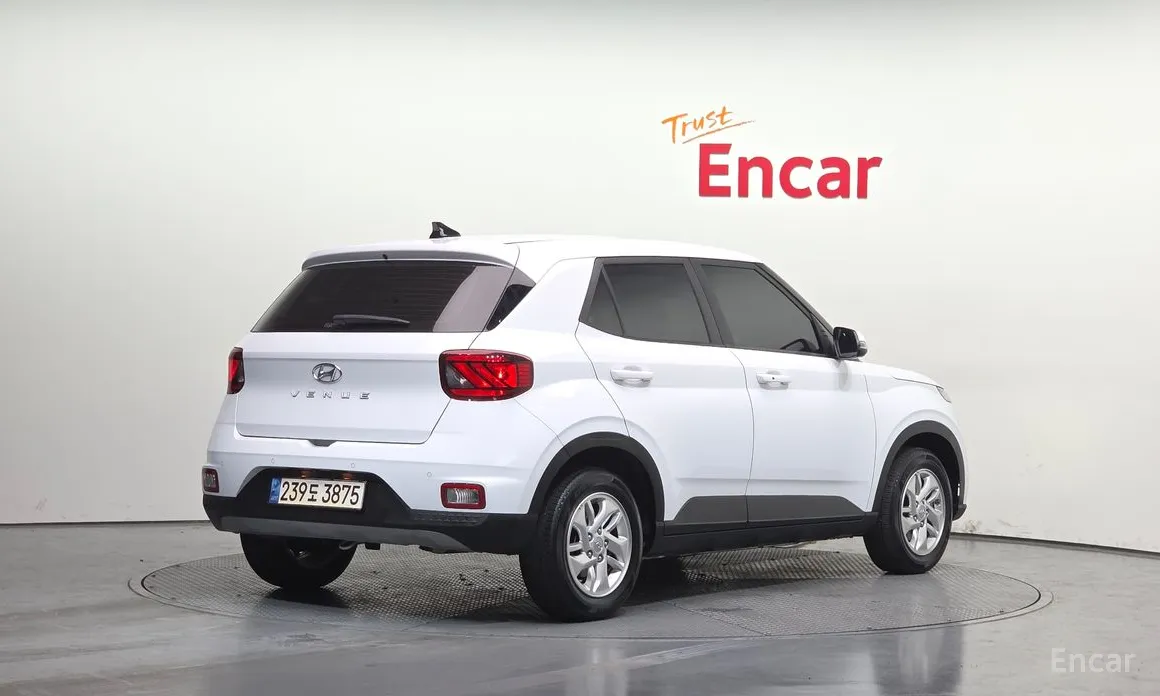 Photo 2 - Hyundai Venue