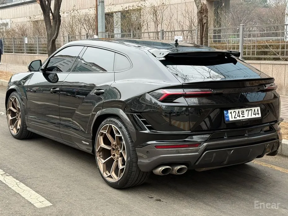 Фото 2 - Lamborghini Urus