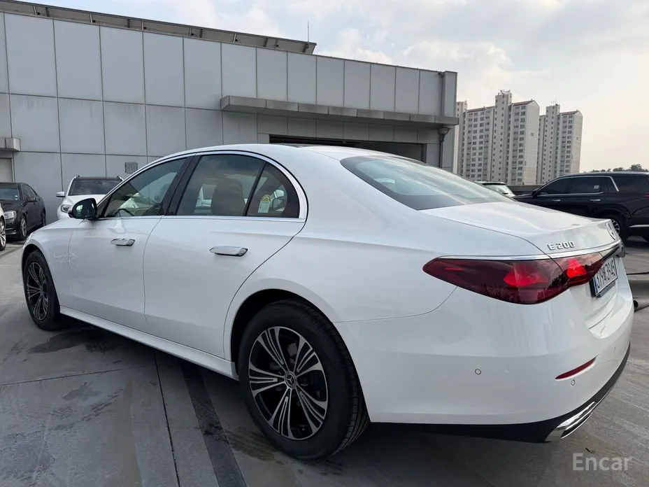 Фото 4 - Mercedes-Benz E-Class