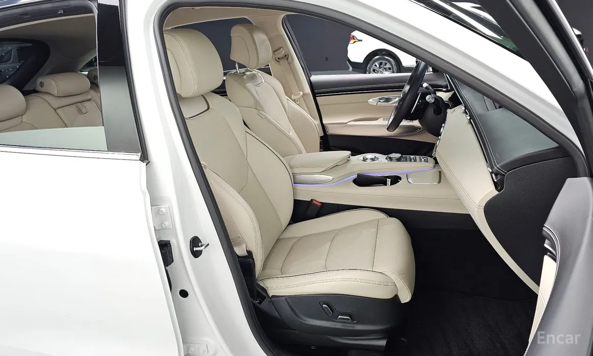 Photo 10 - Genesis GV70