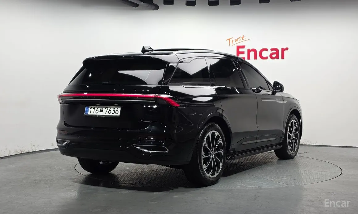 Фото 2 - Lincoln Nautilus