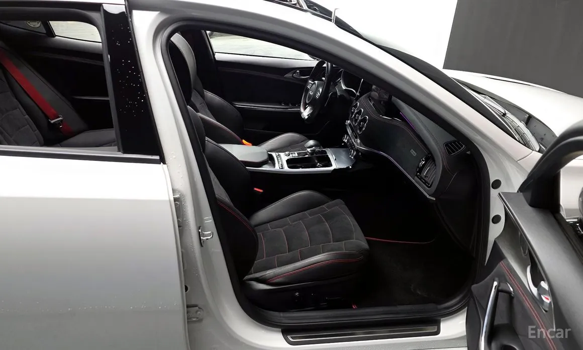 Фото 11 - Kia Stinger