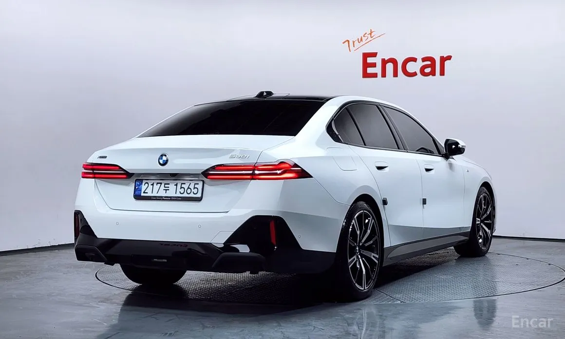 Photo 2 - BMW 5 Series