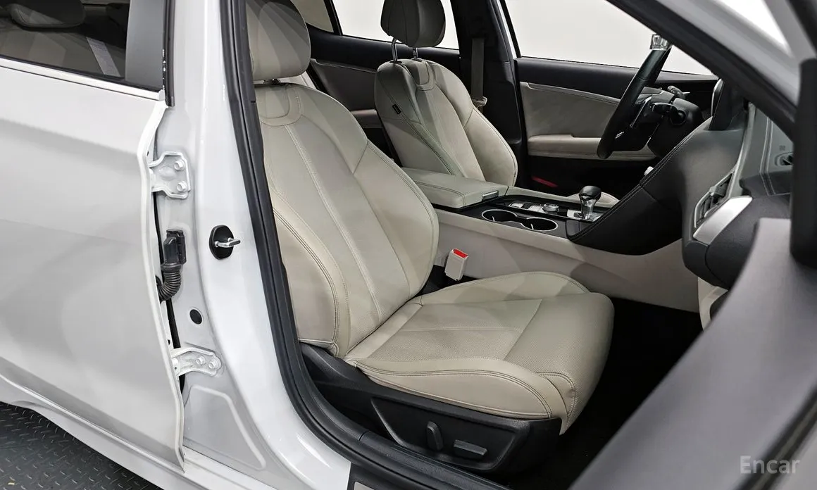 Фото 10 - Genesis G70