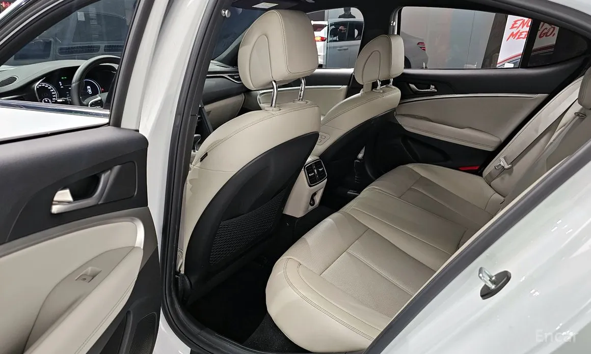 Фото 12 - Genesis G70