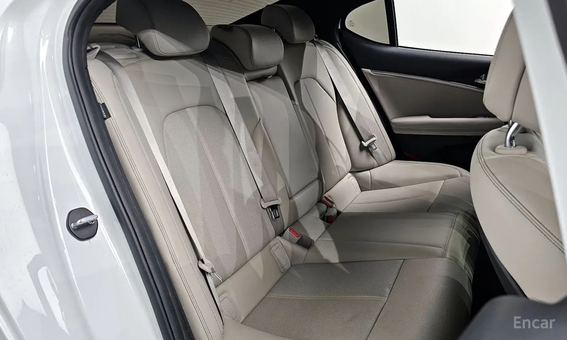 Фото 13 - Genesis G70