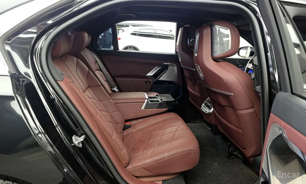 Фото 12 - BMW 7 Series