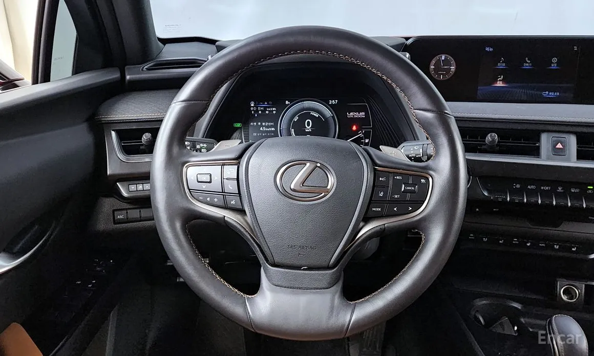 Фото 13 - Lexus UX