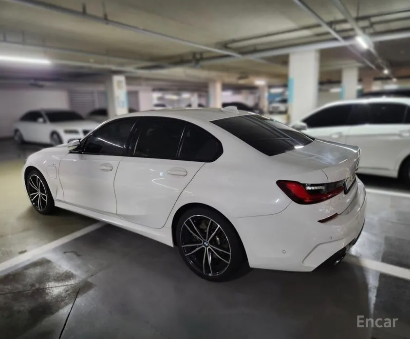 Photo 4 - BMW 3 Series