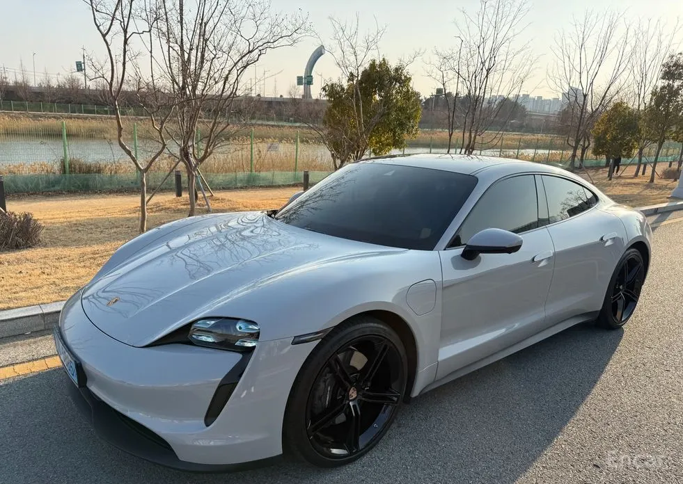 Фото 1 - Porsche Taycan