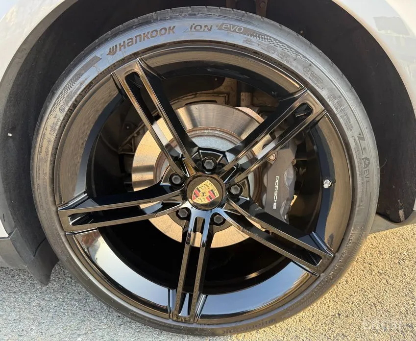 Фото 10 - Porsche Taycan