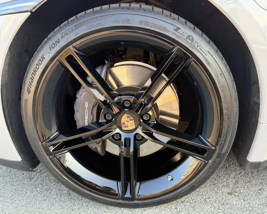 Фото 11 - Porsche Taycan