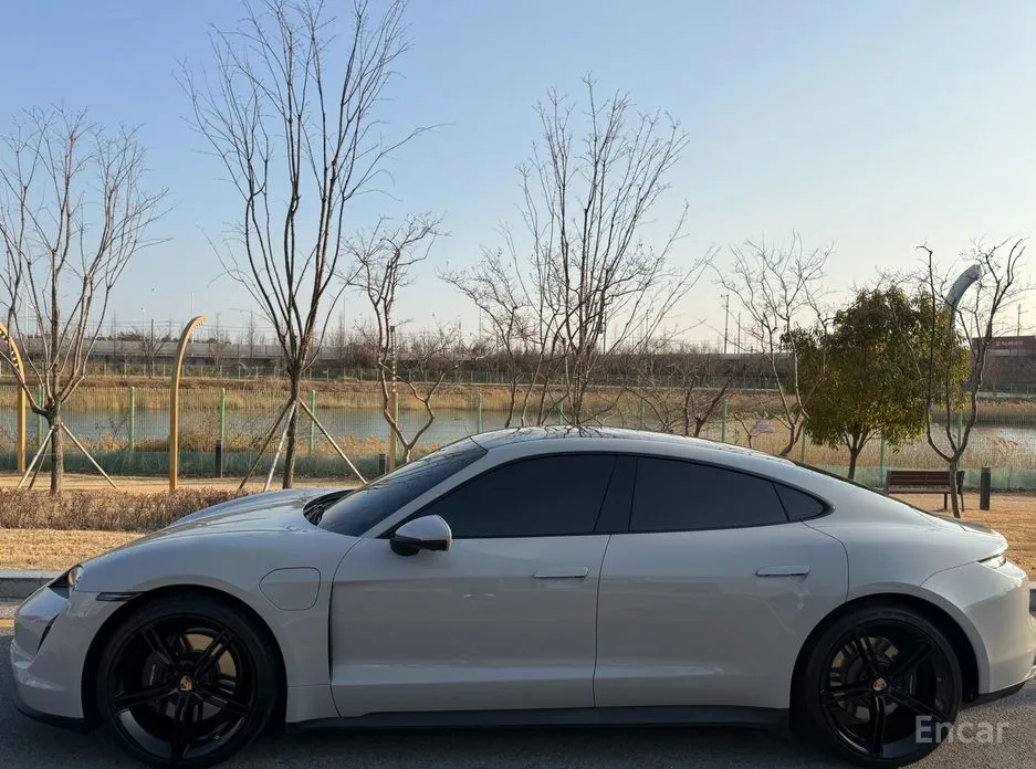 Фото 2 - Porsche Taycan