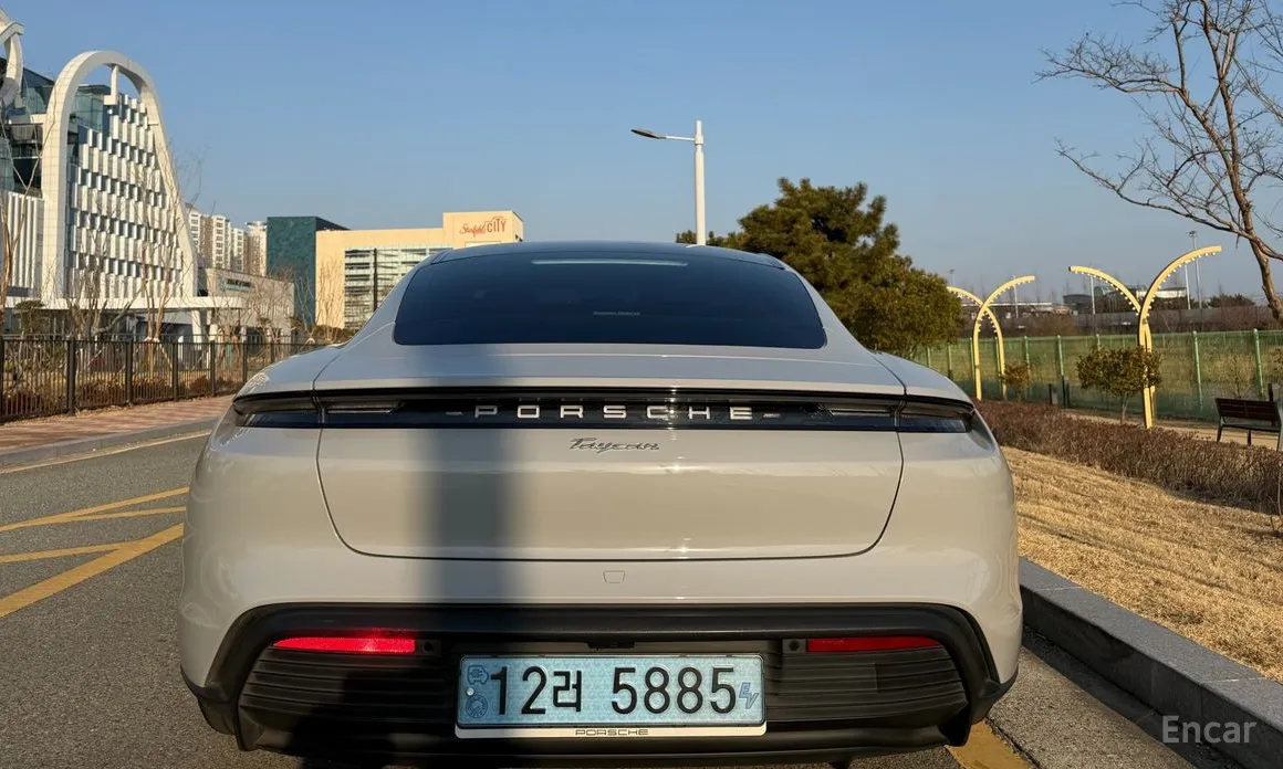 Фото 4 - Porsche Taycan