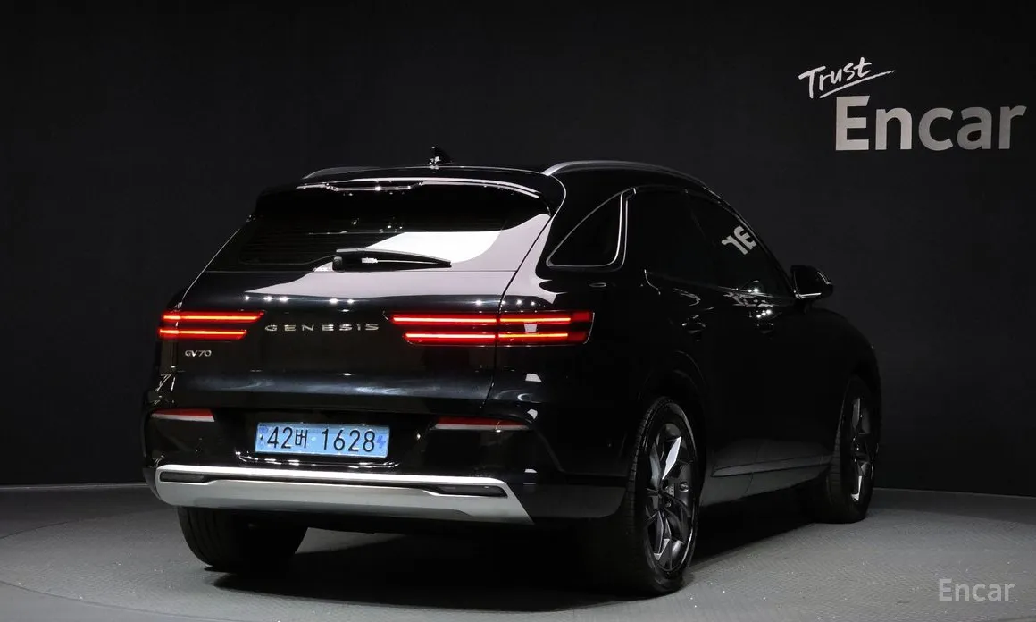Фото 2 - Genesis GV70