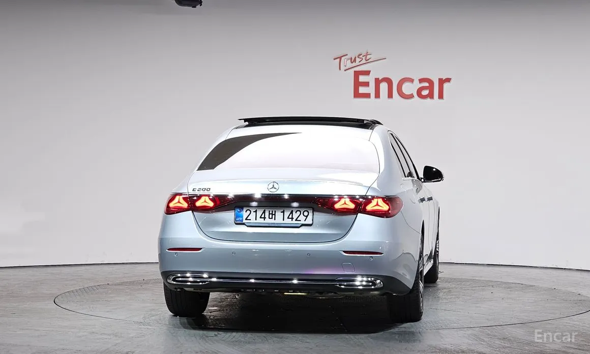 Фото 4 - Mercedes-Benz E-Class