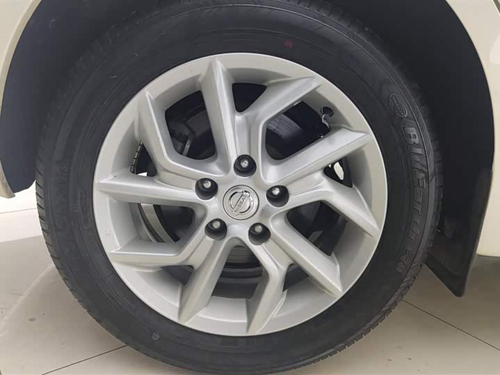 Фото 6 - Nissan Tiida