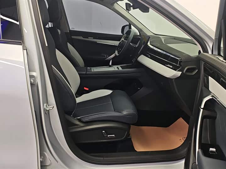 Photo 8 - Geely Atlas L