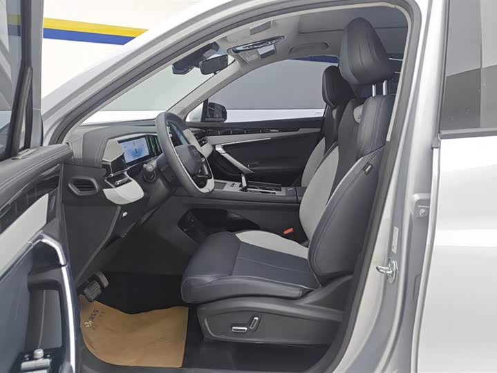 Photo 9 - Geely Atlas L