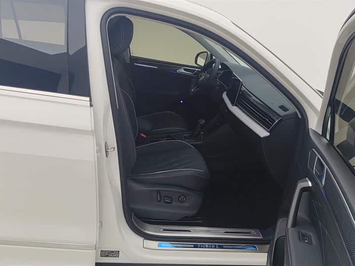 Фото 8 - Volkswagen Tiguan L Pro