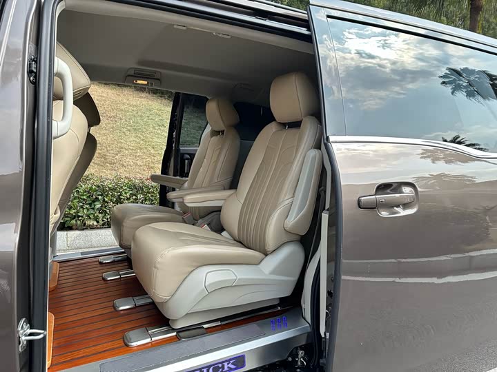 Фото 9 - Buick GL8 ES