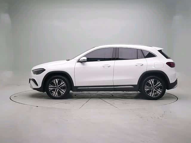 Photo 2 - Mercedes-Benz GLA-Class