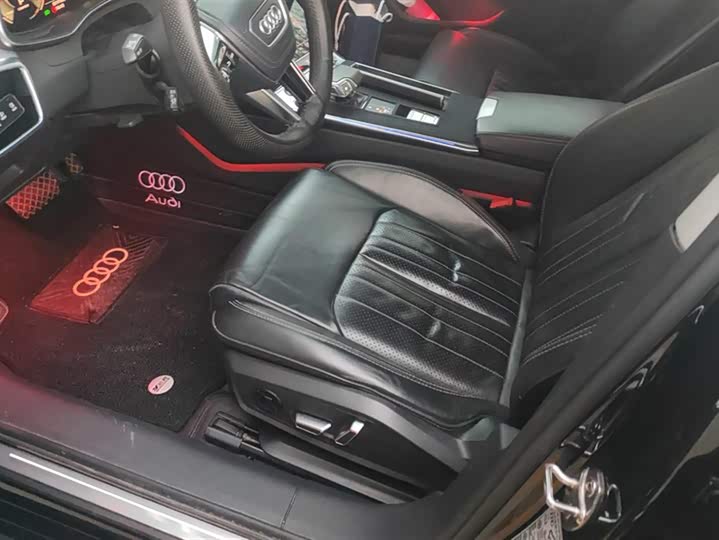 Фото 9 - Audi A6L