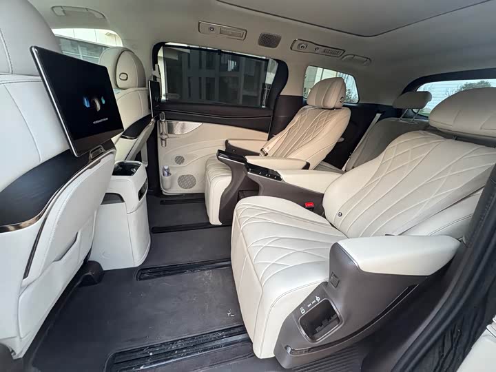 Фото 8 - Denza D9