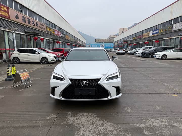 Фото 1 - Lexus ES