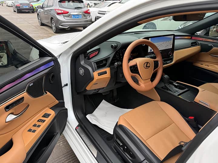 Фото 3 - Lexus ES