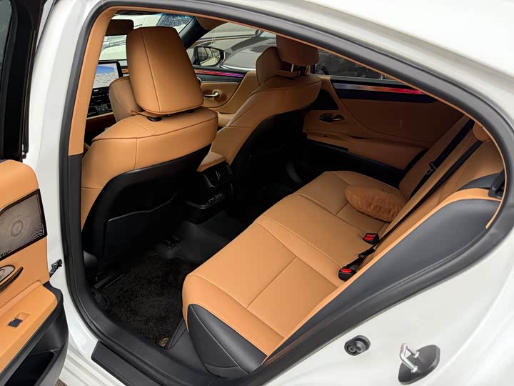 Фото 6 - Lexus ES