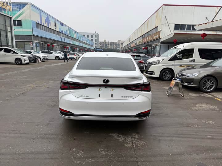 Фото 7 - Lexus ES