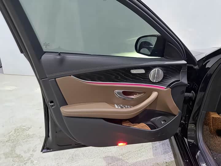 Photo 5 - Mercedes-Benz E-Class