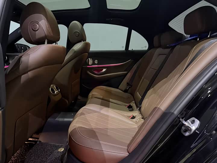 Photo 9 - Mercedes-Benz E-Class