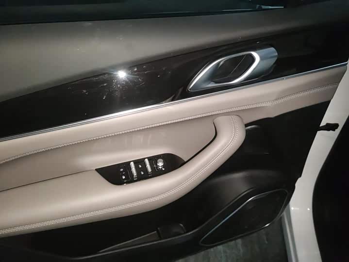 Фото 7 - Geely Atlas L