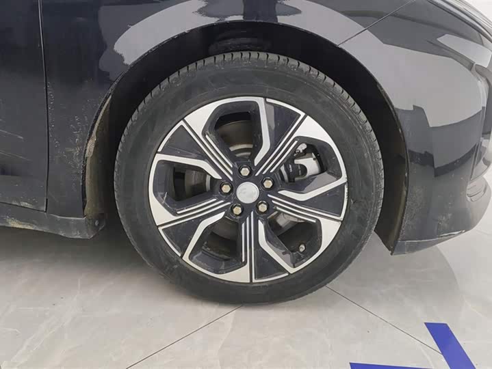 Фото 6 - Hongqi E-QM5