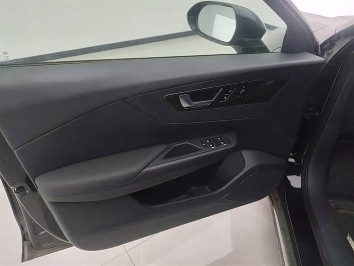 Фото 7 - Hongqi E-QM5