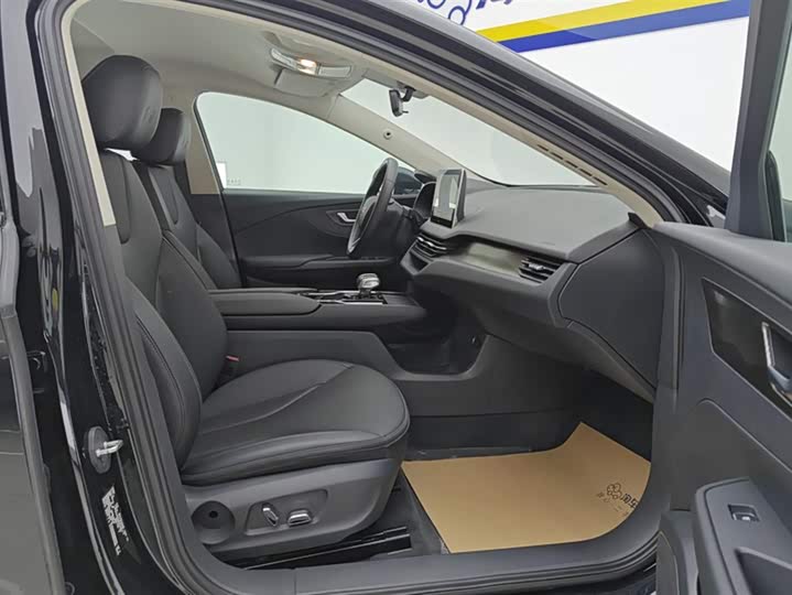 Фото 8 - Hongqi E-QM5