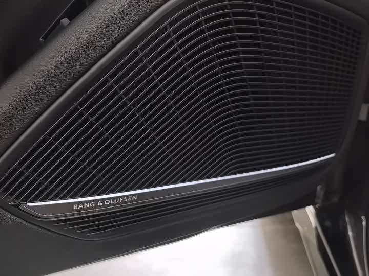 Фото 8 - Audi A4L