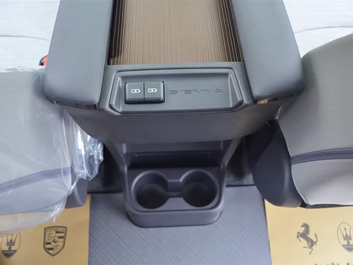 Фото 8 - Toyota Sienna