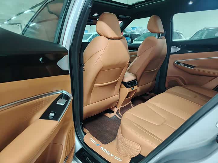 Фото 9 - Geely Atlas