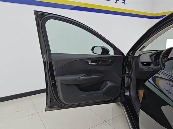 Фото 7 - Hongqi E-QM5