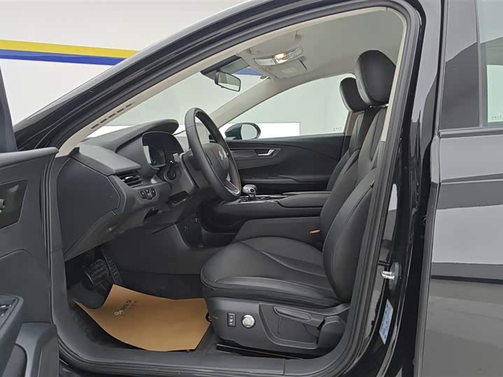 Фото 9 - Hongqi E-QM5