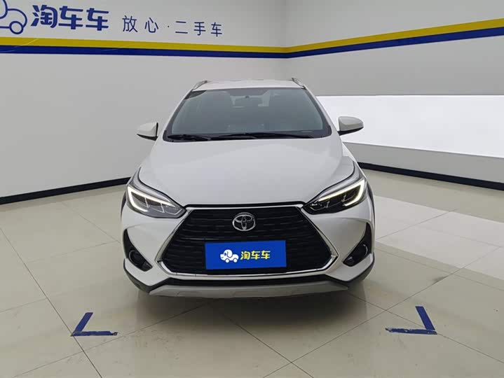 Photo 2 - Toyota Yaris L Hatchback