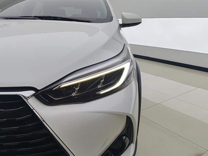 Photo 5 - Toyota Yaris L Hatchback