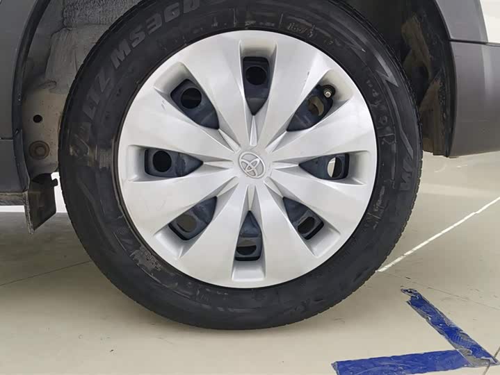 Photo 6 - Toyota Yaris L Hatchback