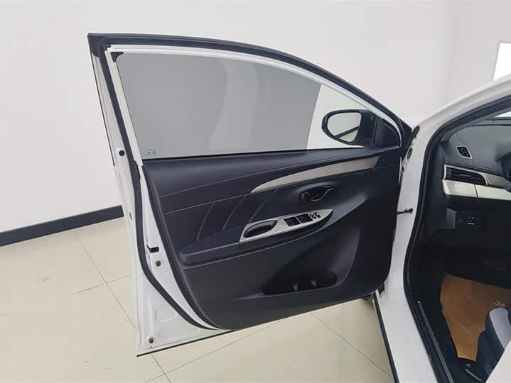 Photo 7 - Toyota Yaris L Hatchback