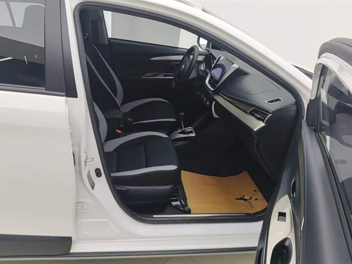 Photo 8 - Toyota Yaris L Hatchback