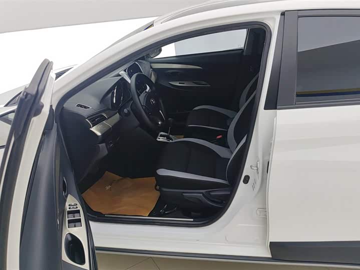 Photo 9 - Toyota Yaris L Hatchback